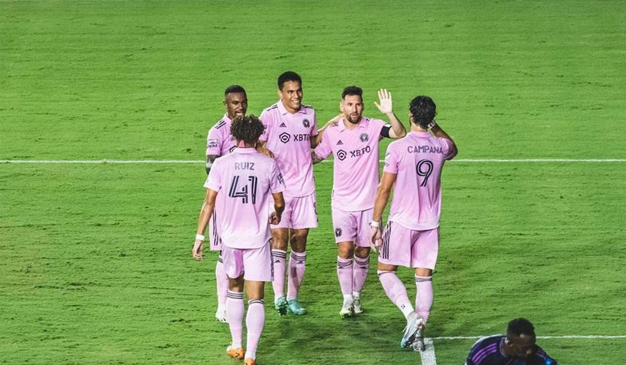 David Ruiz recibe muestras de cariño por parte de Lionel Messi. 