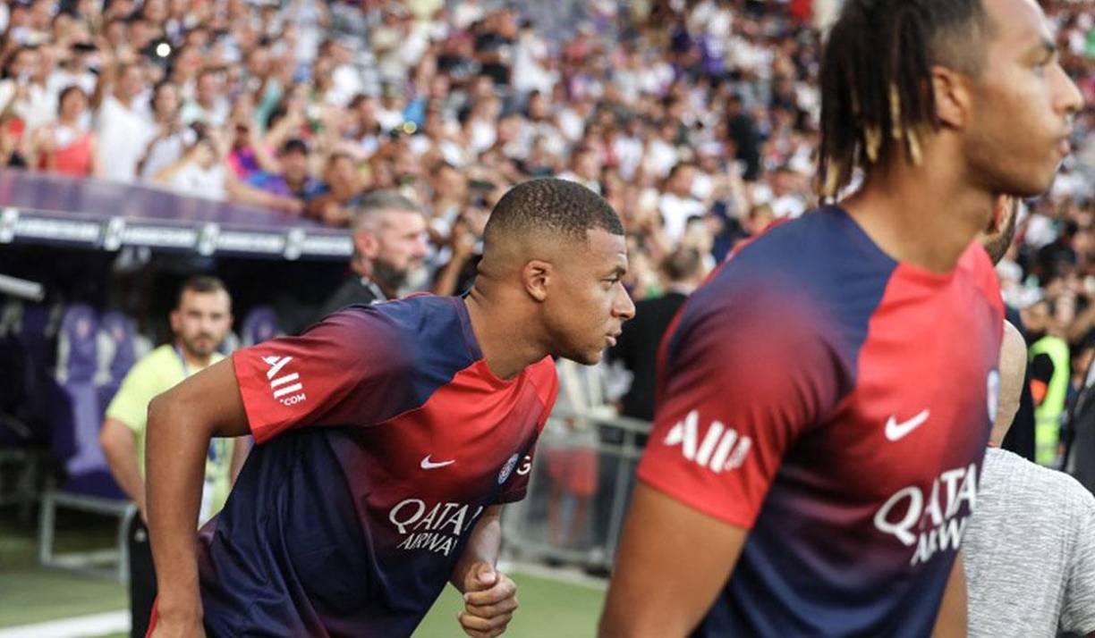 Mbappé había sido apartado a finales de julio del primer equipo debido a su doble decisión de mantenerse en el club hasta el final de su contrato en junio de 2024 y rechazar renovar. No entró en la convocatoria de la primera jornada contra el Lorient (0-0). 