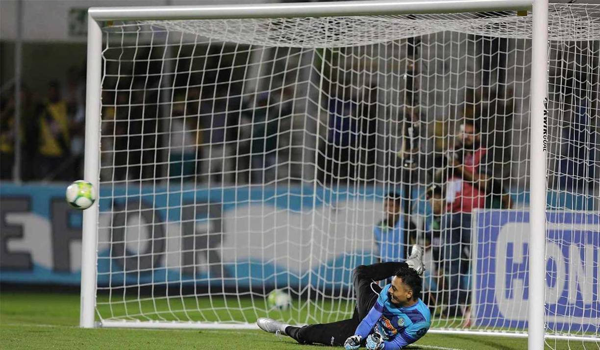 El penal de Randy Diamond fue a lo Panenka dejando sin opciones al portero Mariano Pineda del Juticalpa FC.