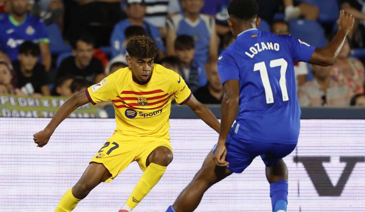 Choco Lozano tuvo un trabajo de mucho sacrificio ya que le tocó marcar. En la acción le cierra los espacios al joven Lamine Yamal. 