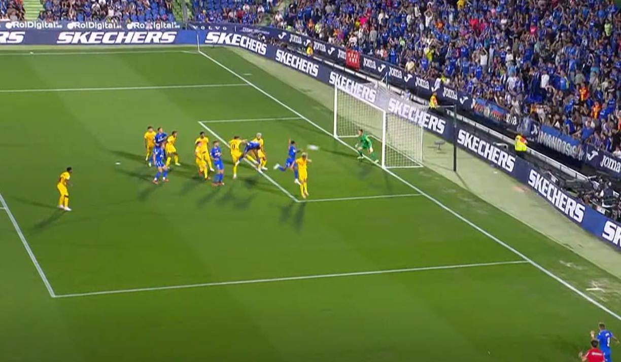 El cabezazo del Choco se fue a un costado. Increíble oportunidad errada por el hondureño. 