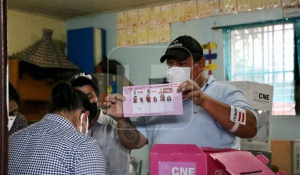 Uno de los colaboradores muestra una papeleta que beneficia, con su voto, al precandidato Yani Rosenthal.