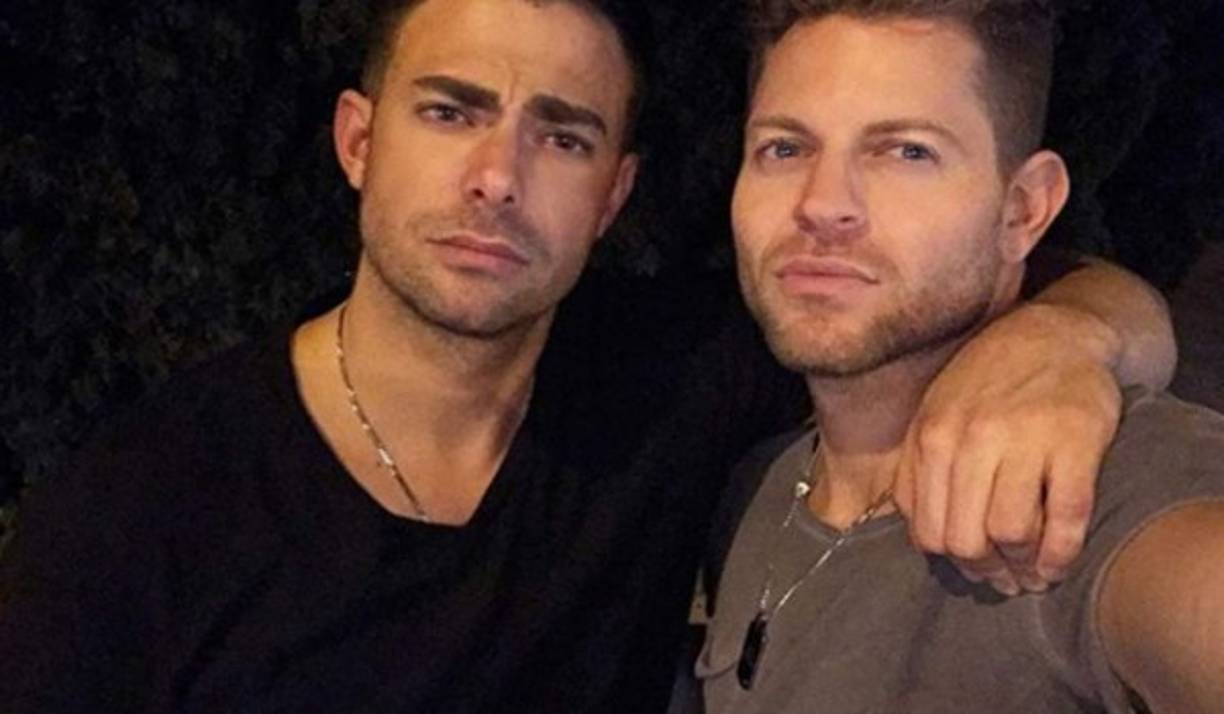 La pareja se une a un círculo cada vez mayor de parejas homosexuales en Hollywood que han decidido vivir su sexualidad libremente.