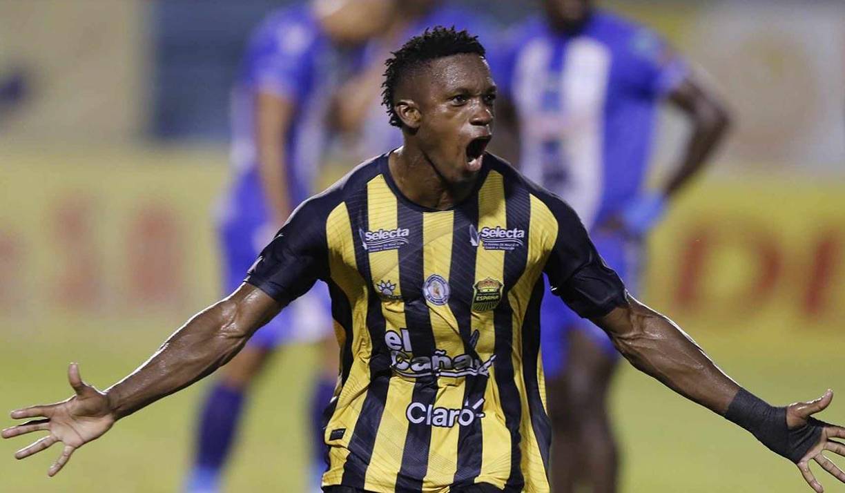 En el tramo final del primer tiempo, Franklin Flores anotó y era el 2-1 parcial del Real España. 