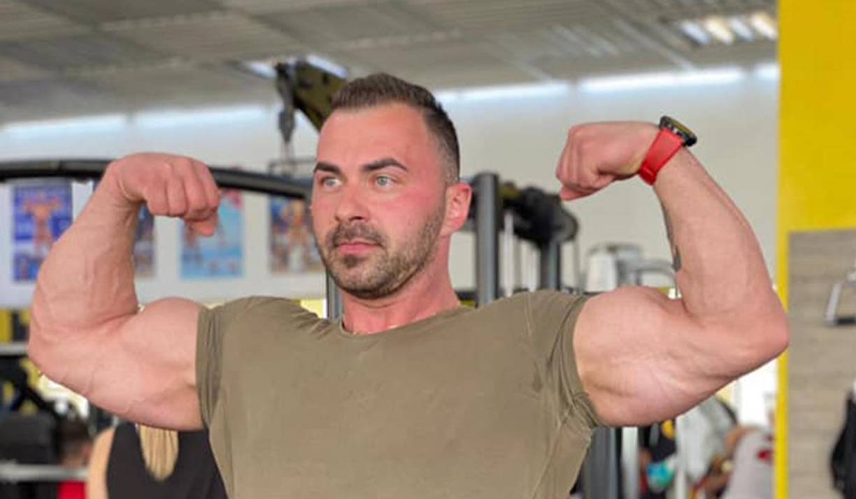 Según la prensa local, el hombre que tenía una esposa y una hija de tres años de edad, estaba solo en el momento de lo ocurrido ya que su amigo, en ese instante, no estaba junto a él.