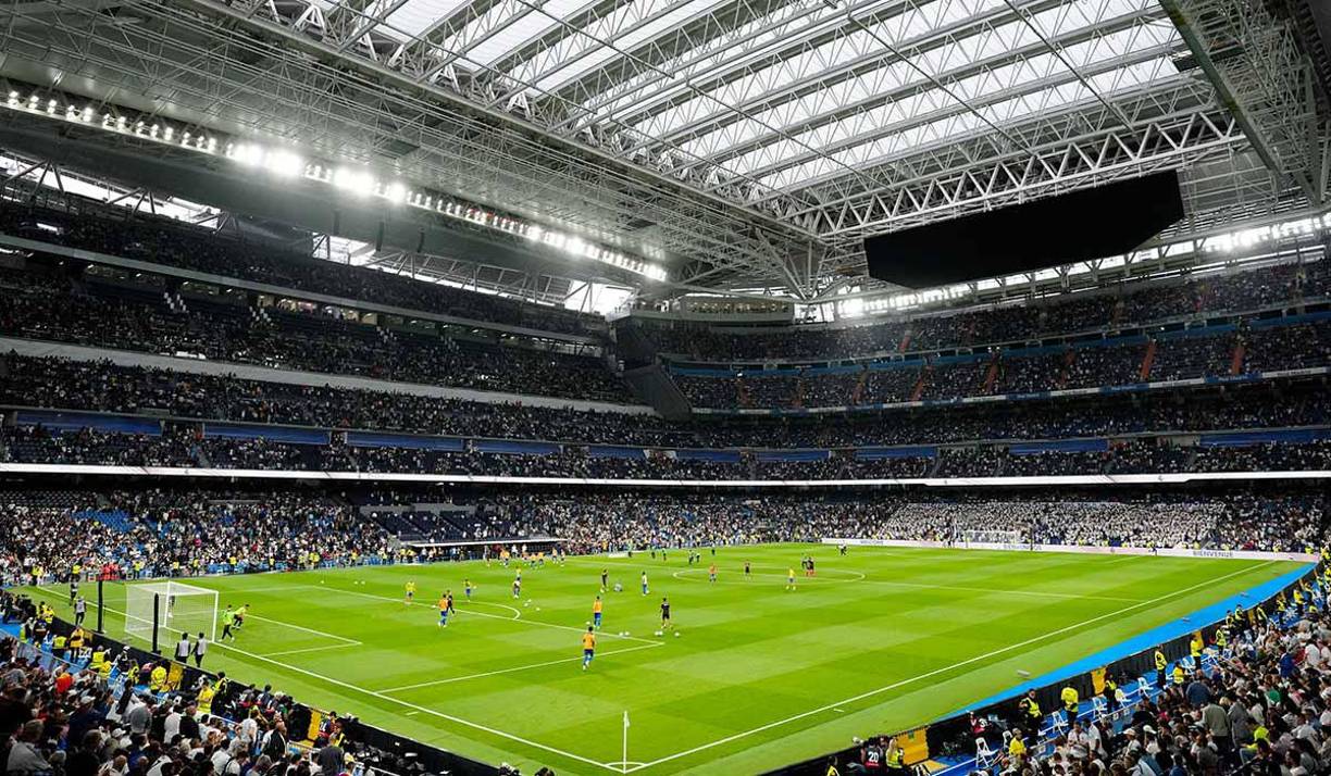 El fútbol volvió al Santiago Bernabéu luego de 90 días ausentes ya que se realizaron trabajos de remodelación. Entre los 66 mil espectadores, se contó en las graderías con la presencia de exfutbolista hondureño y su chica húngara. 