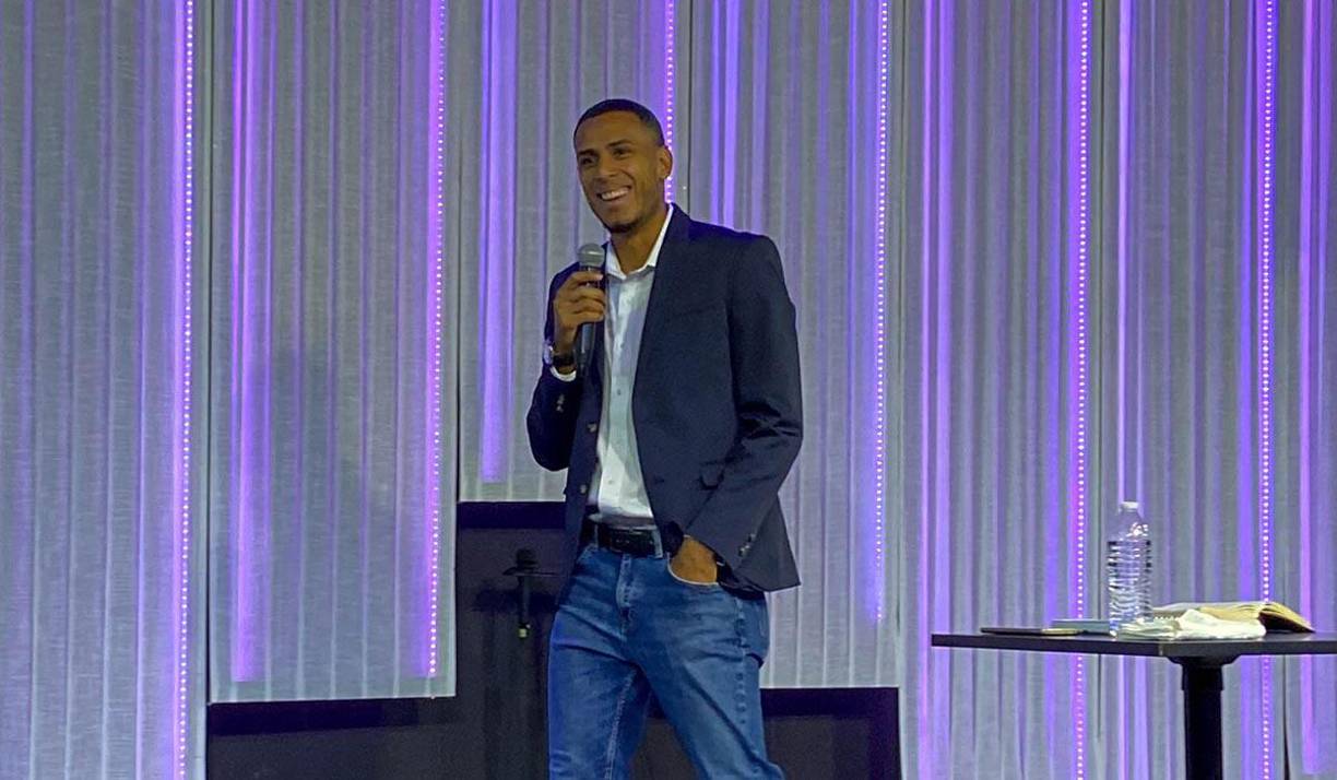 El atacante hondureño Eddie Hernández ha sorprendió en los últimos días con su nueva faceta. 