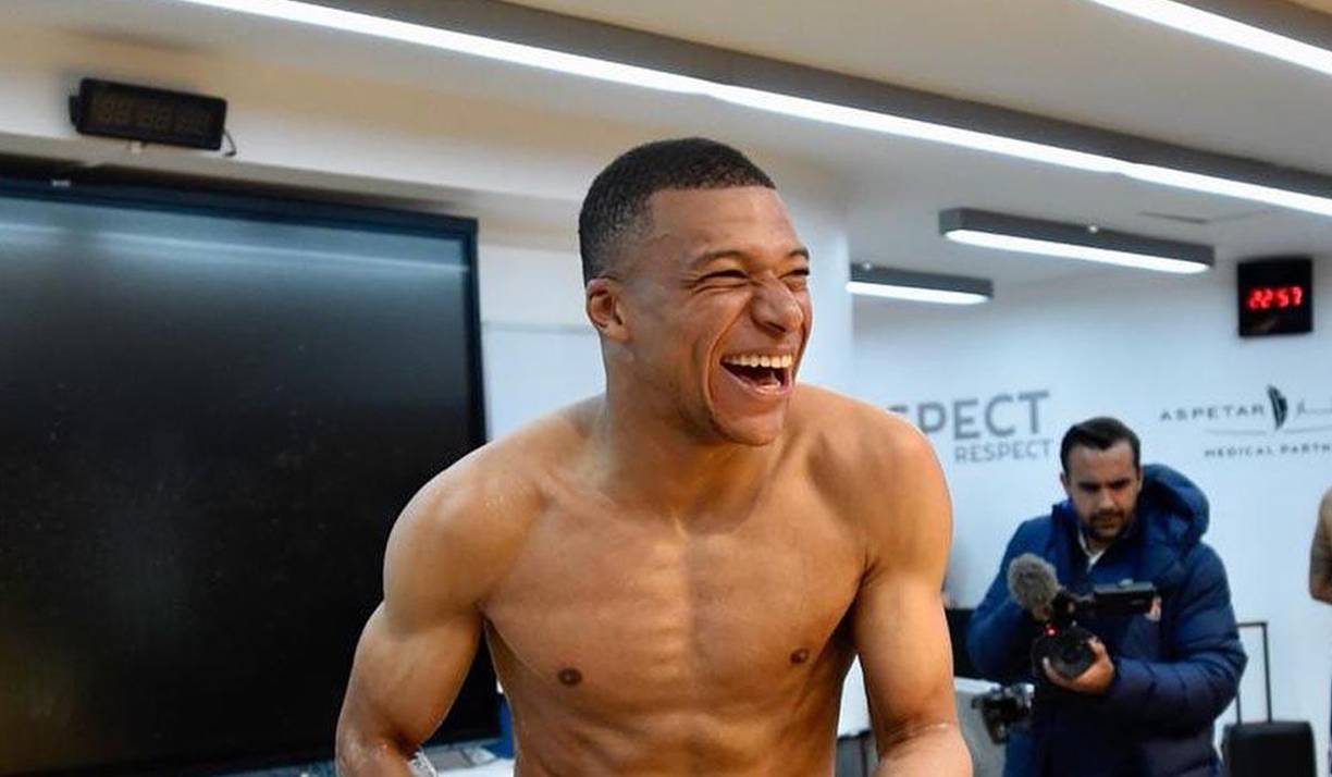 Mbappé solo ficharía por el fútbol saudí nada más por un año. Ya en el 2024 volvería al balompié europeo.