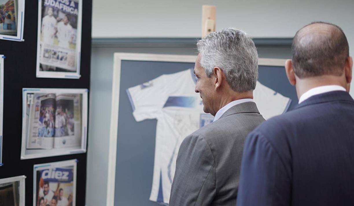 Rueda se fue al mural en donde estaban los recuerdos de su primera etapa como DT de Honduras.