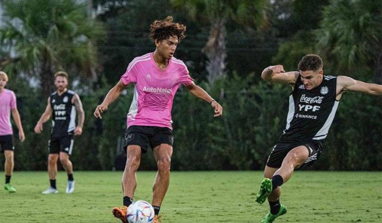 David Ruiz realizó entrenamientos con jugadores de Argentina que posteriormente fueron campeones del mundo en Qatar.