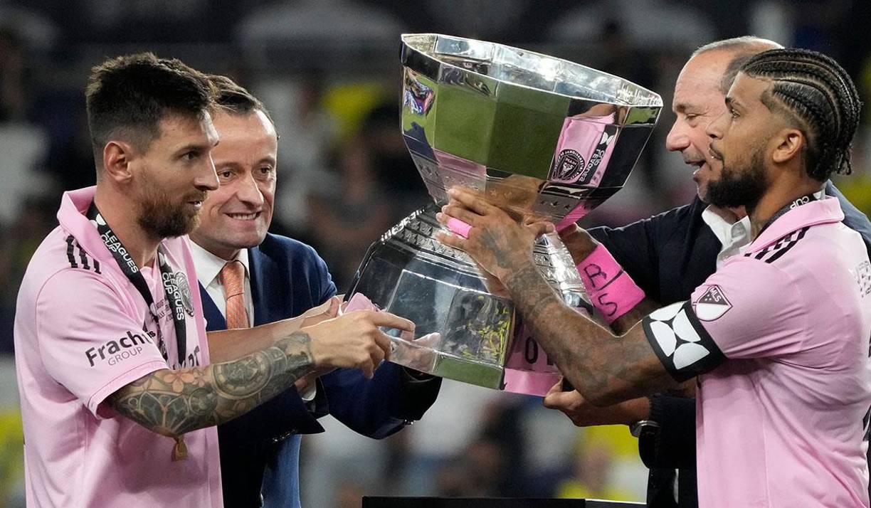 Messi le dio la cinta de capitán a DeAndre Roselle Yedlin y lo invitó a que pasara por la Copa conquistada. 