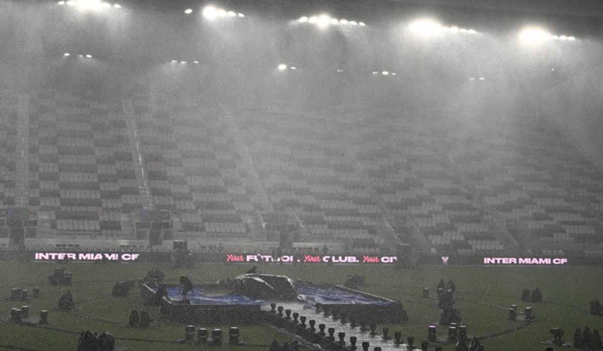 “The Unveil”, cuyo arranque se suspendió por una poderosa tormenta eléctrica, tiene previsto actuaciones de los cantantes Camilo y Ozuna, así como Tiago PZK y Paulo Londra, y al cierre el ingreso al centro del estadio del argentino, por primera vez vestido con la indumentaria oficial del club, de característico color rosado. 