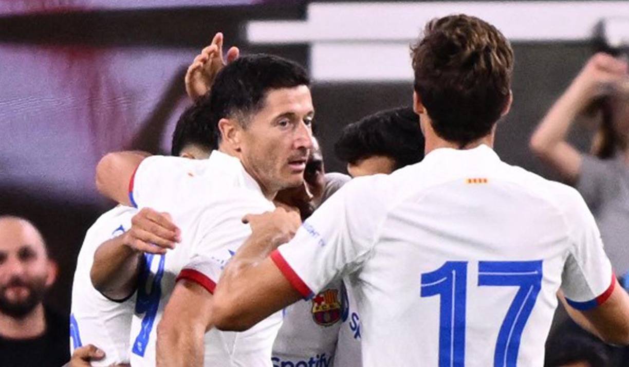 En un SoFi Stadium espectacular y lleno pero con un césped artificial en un estado muy mejorable, el Barcelona golpeó primero aprovechando una carrera por la izquierda de Abde, quien sirvió un centro que no pudo rematar Raphinha pero que en segunda instancia cazó Lewandowski para adelantar en el minuto 7 a los azulgrana.