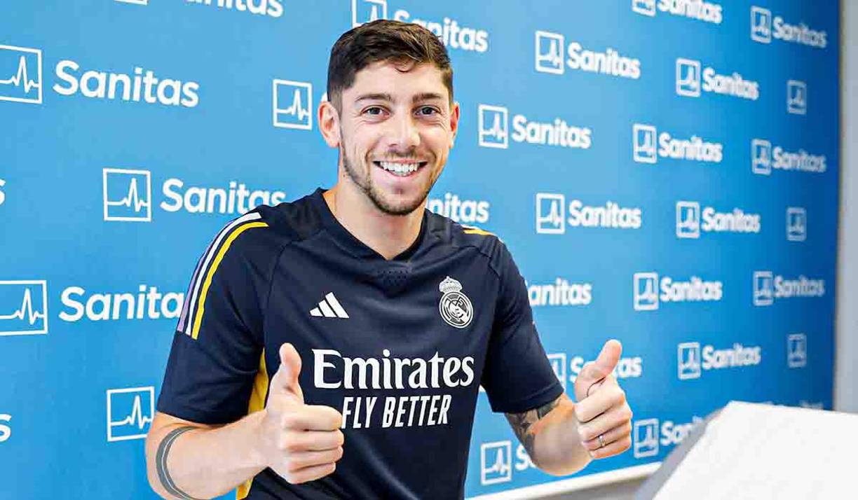 En primera instancia, los jugadores del Real Madrid llegaron al Hospital Universitario Sanitas La Moraleja para someterse a los exámenes médicos. El uruguayo Fede Valverde se mostró sonriente. 