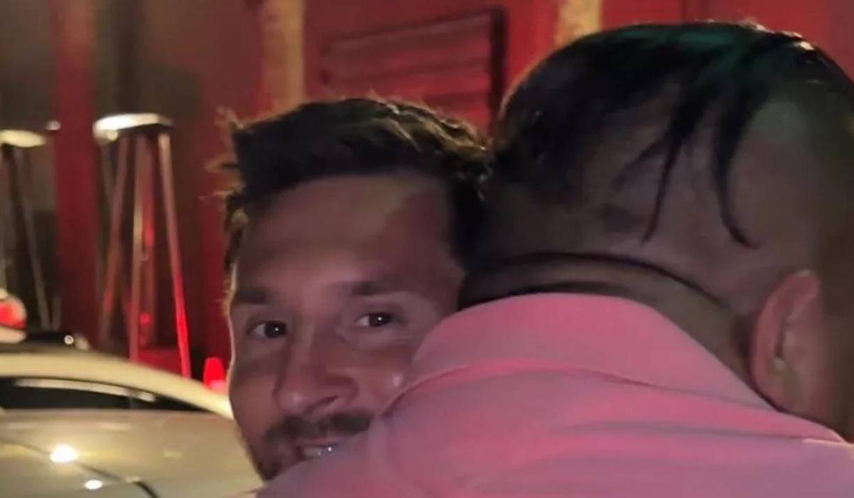 Tras conocer el restaurante donde estaba Lionel Messi, aficionados se volcaron al lugar para mostrarle su cariño al astro argentino.