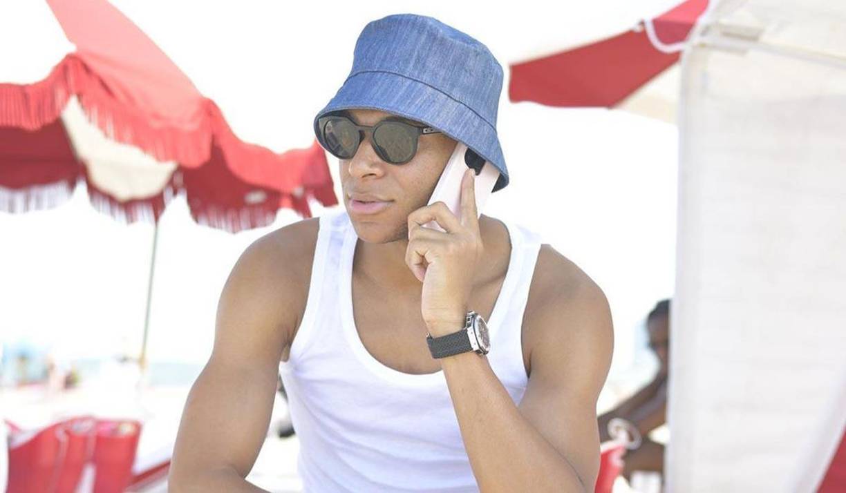 Mientras Mbappé disfruta de sus vacaciones, su futuro aún es incierto, pues su permanencia en el PSG no es segura y el Real Madrid desea sumarlo a sus filas.