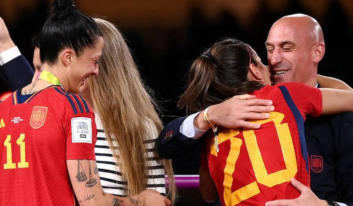 Salieron a la luz nuevas imágenes de Luis Rubiales en forma comprometedora con otras futbolistas. El presidente no so le dio un beso a Jenni Hermoso. 