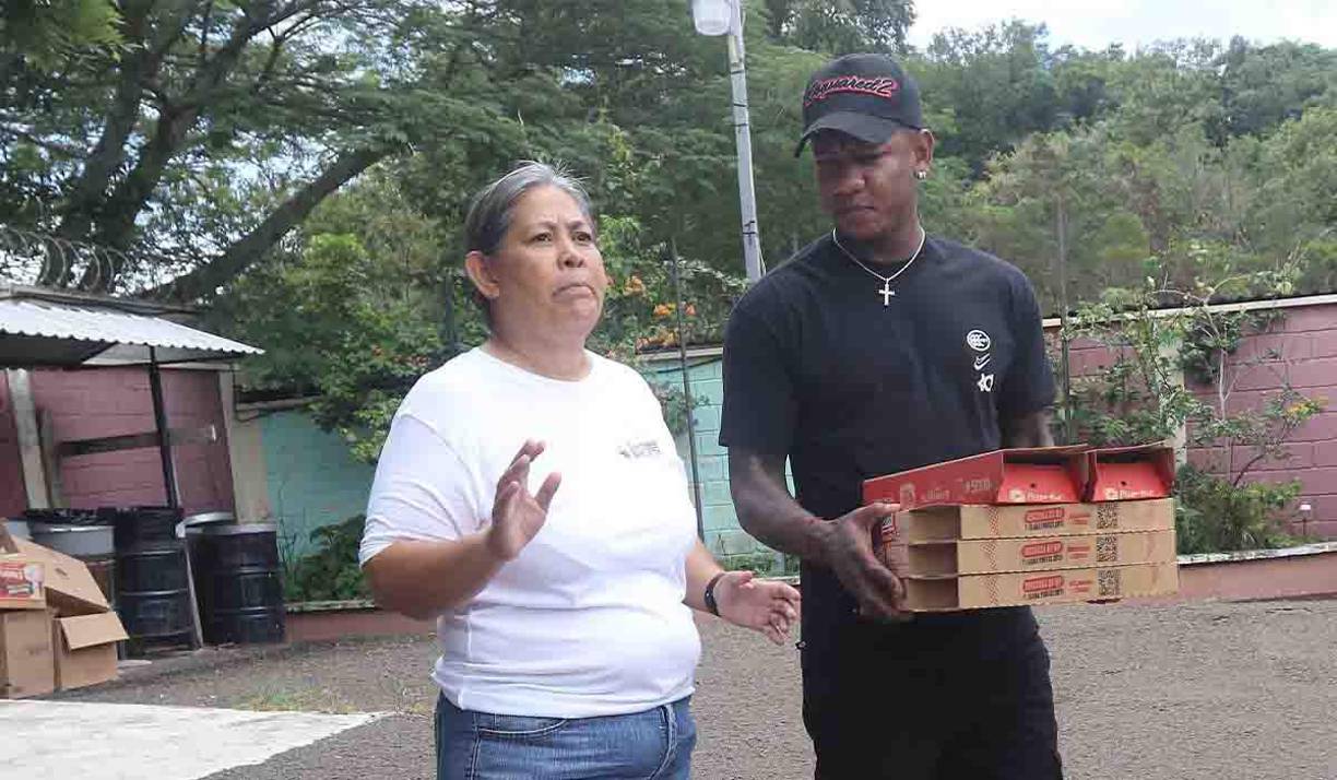 Romell Quioto llegó a la casa hogar con alimentos y vestuario. 