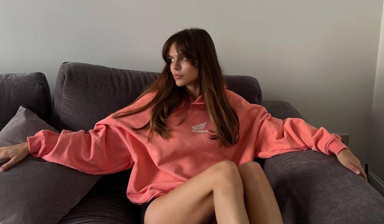 “A menudo recibo mensajes de deportistas profesionales, especialmente de futbolistas europeos: «Ni siquiera recuerdo estos nombres. Solo veo, ‘oh, un mensaje más de algún jugador’. Ni siquiera los abro”, confesó la modelo rusa.