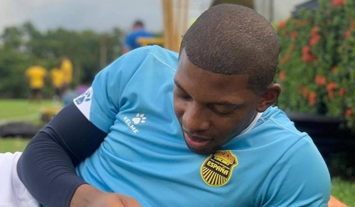 Buba López ha rechazado dos ofertas del Real España, pero en el club aurinegro no pierden la ilusión de llegar a un acuerdo con el cancerbero: “El representante de Luis Aurelio ya sabe qué hacer. Él quiere jugar en el extranjero y no en la Liga Nacional”, dijo Elías Burbara,