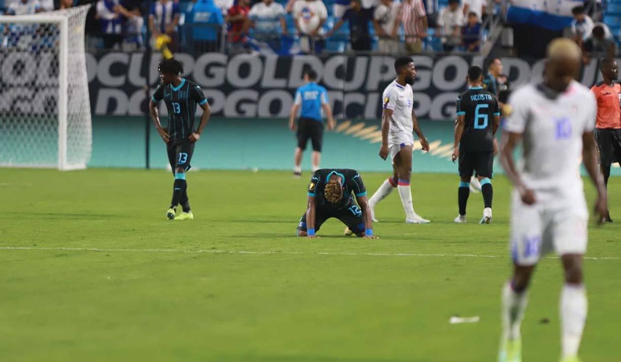 Tras el pitazo final, Jorge Beniguché se tiró al césped y lució impotente por la eliminación.