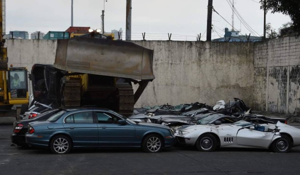 Jaguares, BMWs, Corvette Stingray, Lexus y varios autos deportivos, valorados en 1,2 millones de dólares fueron parte del lote destruido tras ser decomisados a criminales filipinos.