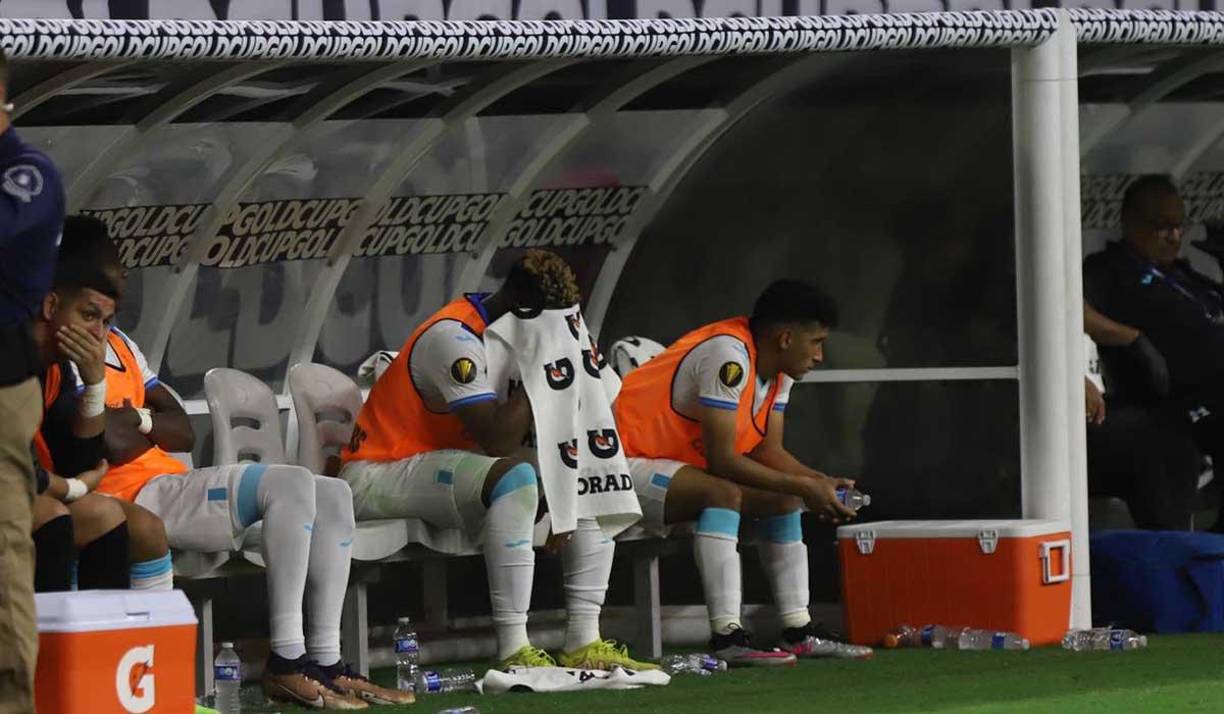 Jorge Benguché sentía impotencia en el banquillo tras el cuarto gol de los mexicanos.