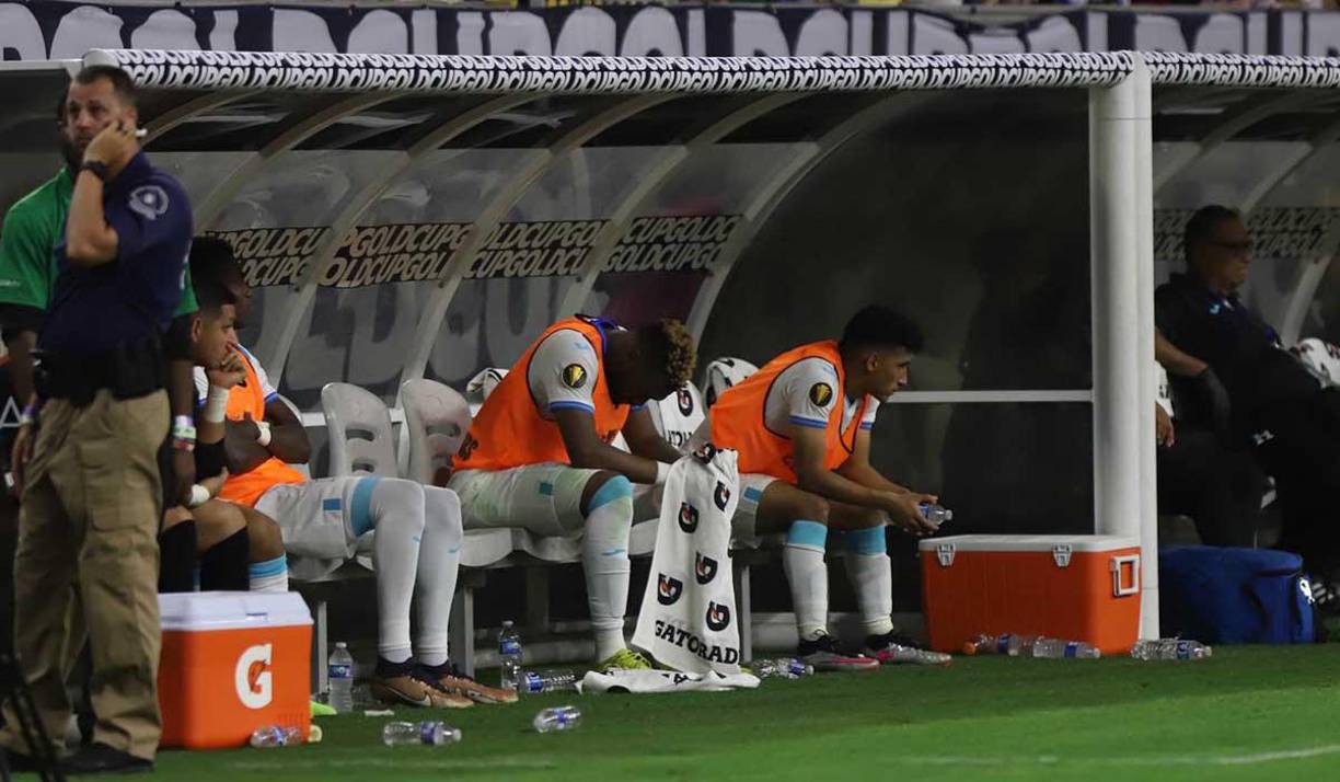 Jorge Benguché lució destrozado en el banquillo al ver como eran superados por la selección mexicana.