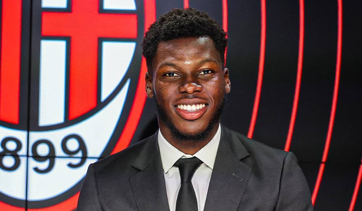 El AC Milan anunció el fichaje del centrocampista estadounidense Yunus <b>Musah</b>, precedente del Valencia español. El jugador, de 20 años, ha firmado hasta 2026 por el club lombardo, que ha pagado 20 millones de euros (22 millones de dólares) al Valencia, equipo al que <b>Musah</b> llegó en 2019.