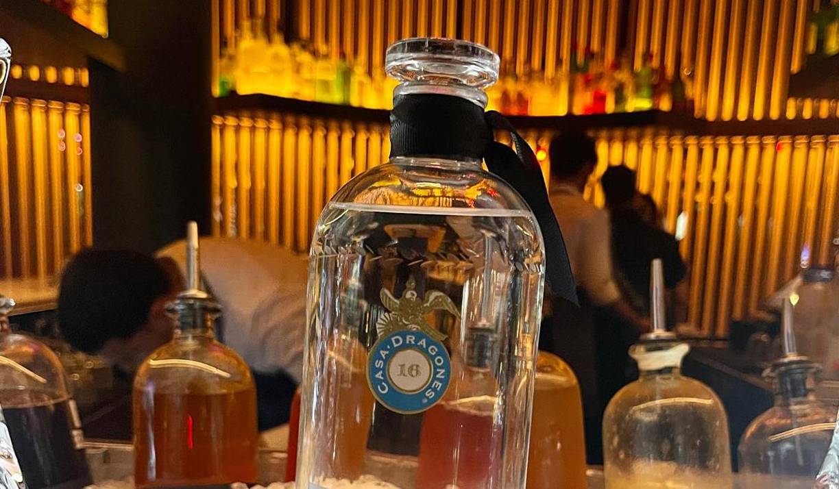 Una botella de tequila con la etiqueta de Inter Miami.