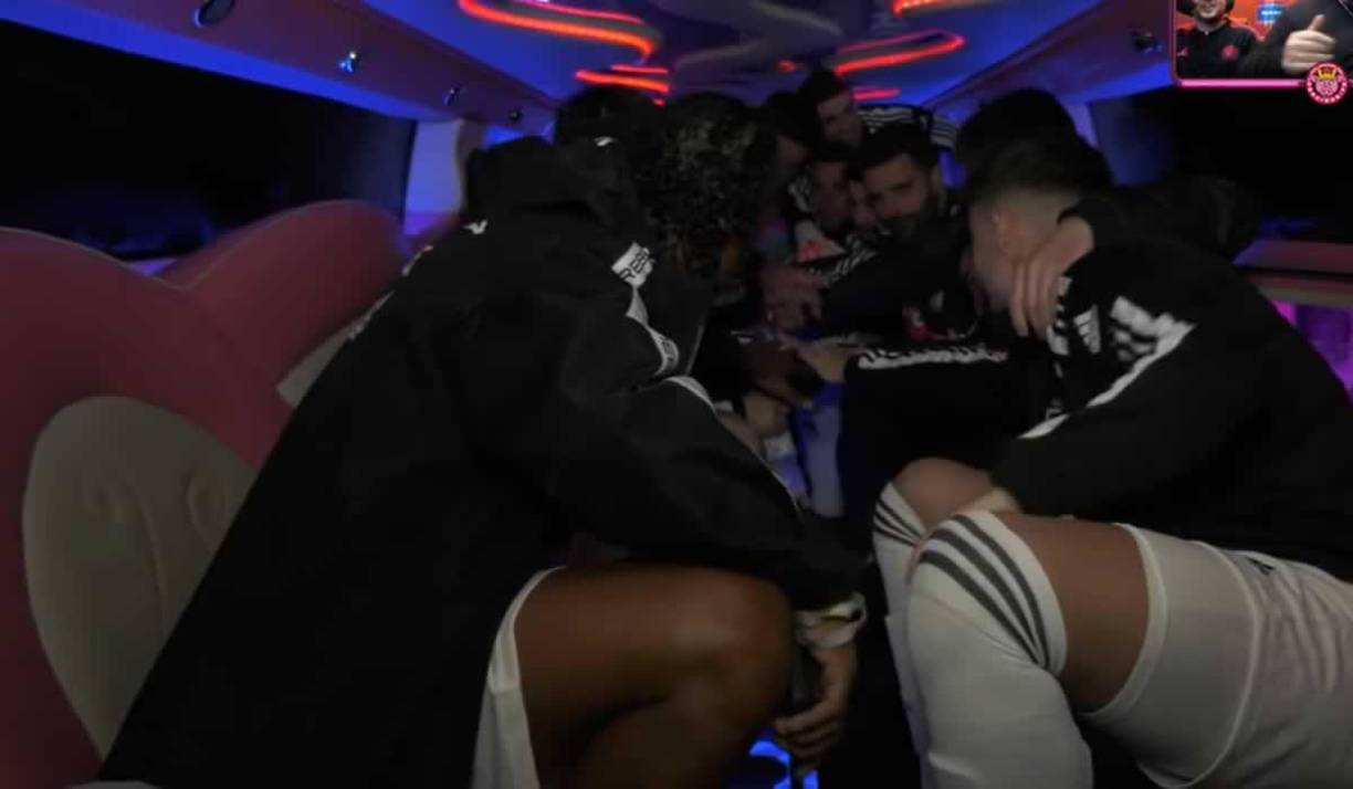 Ronaldinho volvió a vestirse de corto y compartió con los compañeros de equipo antes del partido.