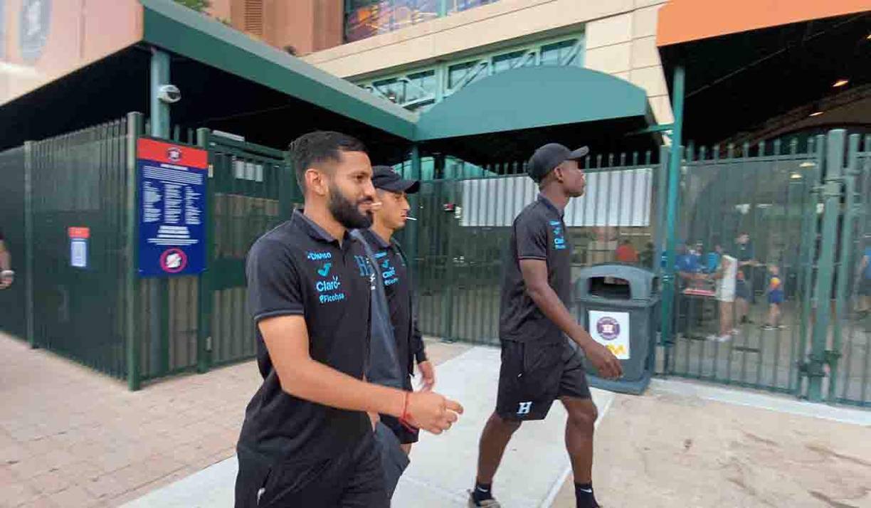 Jorge Álvarez fue uno de los que se vio muy sonriente al llegar a la casa de los Astros de Houston, equipo en forma parte el beisbolista hondureño Mauricio Dubón.