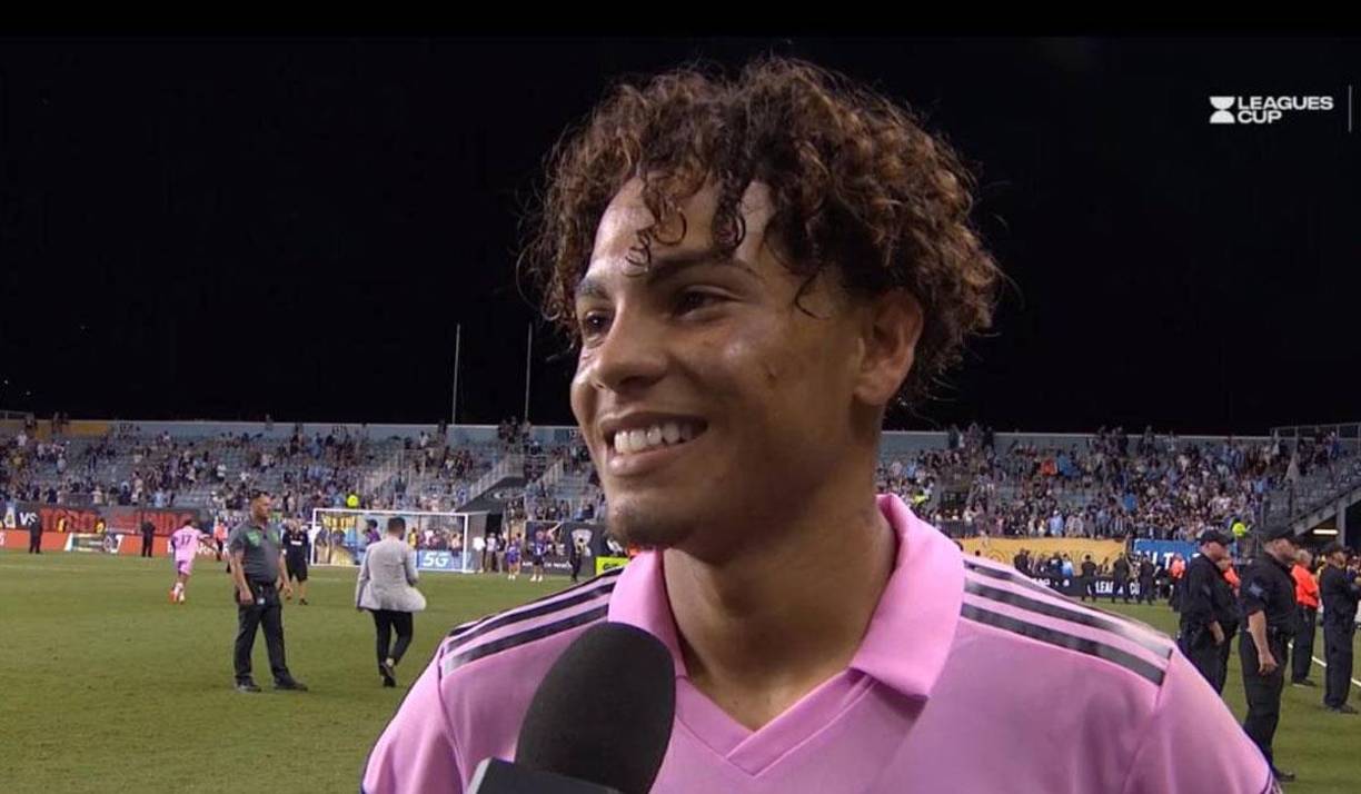 Juega de centrocampista y cuenta con 19 años de edad.