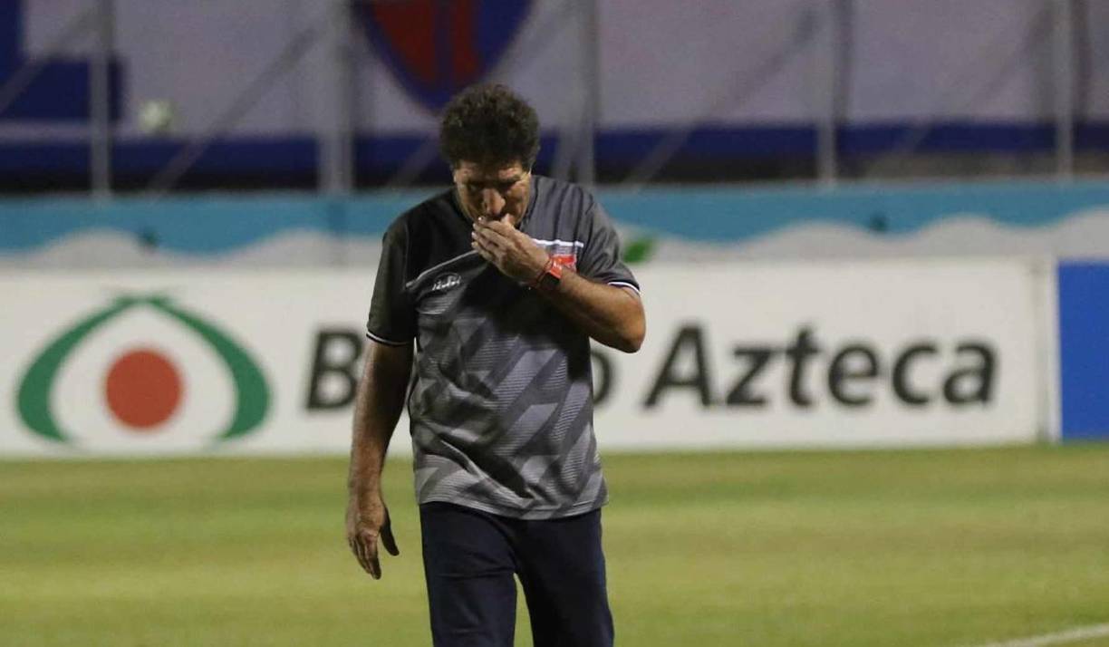 Héctor Vargas se mostró desesperado por el accionar de sus dirigios. 