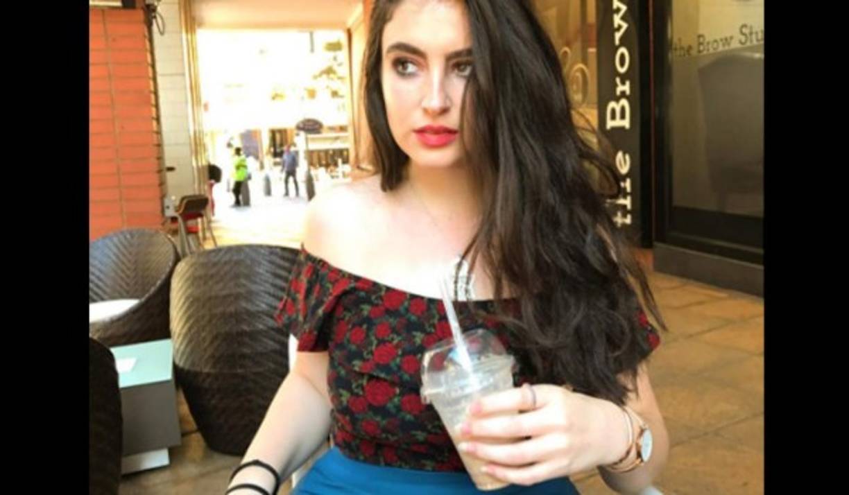 Mira Hirsch es una joven que se avergonzaba de su cuerpo por tener las denominadas “caderas de violín”