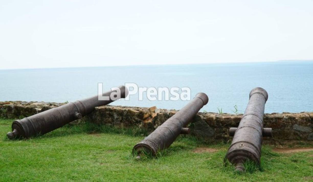 Cañones coloniales que se hallan en la Fortaleza de Santa Bárbara.