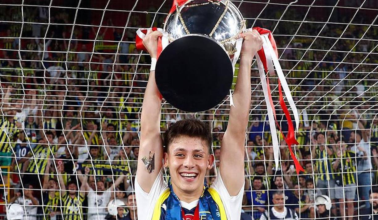 Bombazo. Medios deTurquía informan que el mediocampista Arda Güler decidió jugar en el Real Madrid rechazando una oferta del Barcelona. El club blanco pagaría 20 millones de euros en vez de los 17.5 de su cláusula-.