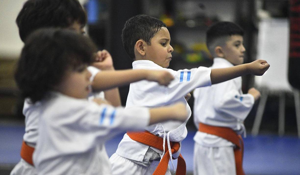 Un grupo de niños, durante una práctica de esta disciplina en la escuela Tamishii Studio.