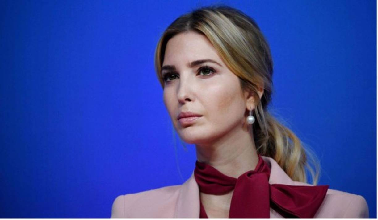 - Ivanka nutre ambiciones presidenciales -<br/><br/>'En un ejercicio de equilibrar riesgo y resultado, Jared (Kushner) e Ivanka (Trump) decidieron aceptar cargos en el West Wing de la Casa Blanca contrariando el consejo de prácticamente todas las personas que los conocen. Fue una decisión conjunta de la pareja y, en algún sentido, un trabajo conjunto. Hicieron un acuerdo: si en el futuro surge la oportunidad, ella será quien disputará la presidencia. La primera mujer en ser presidente de Estados Unidos, pensó Ivanka, no sería Hillary Clinton: sería Ivanka Trump'.