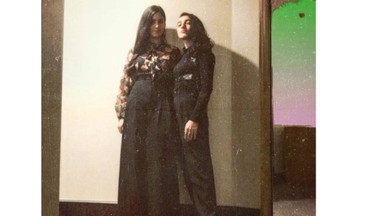 'Hay amor en cada esquina. Y no el típico amor al que piensas que me refiero. Ni flores, ni chocolate, ni canciones baratas de amor. Me refiero al amor verdadero. Al amor auténtico.A nuestro amor.