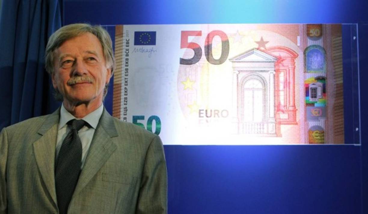FRÁNCFORT. Presentan nuevo billete de 50 euros. Yves Mersch, del Banco Central Europeo (BCE) posa junto a una foto ampliada del nuevo billete de 50 euros presentado en la sede del BCE.