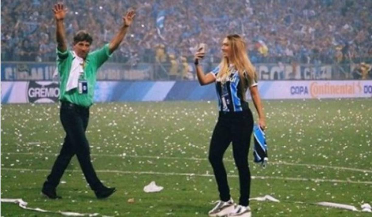 Todo ocurrió durante la semifinal del partido de vuelta de Copa contra el Cruzeiro. Carol estaba sentada en el banquillo junto a los jugadores y su padre, pero en el momento en que el Gremio logró eliminar a su rival con un marcador global de 2-0, la joven se llenó de euforia y saltó al césped para unirse a la celebración de los futbolistas.