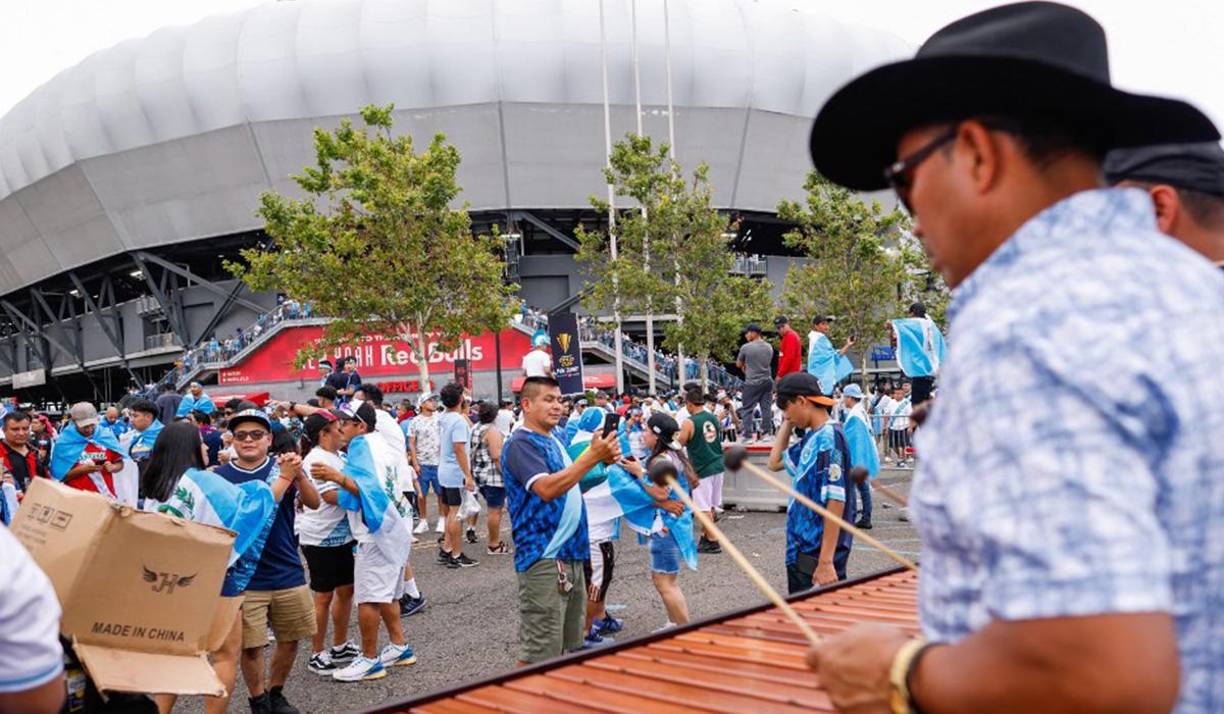 La afición chapina puso el ambiente en New Jersey para ver a su amada selección.