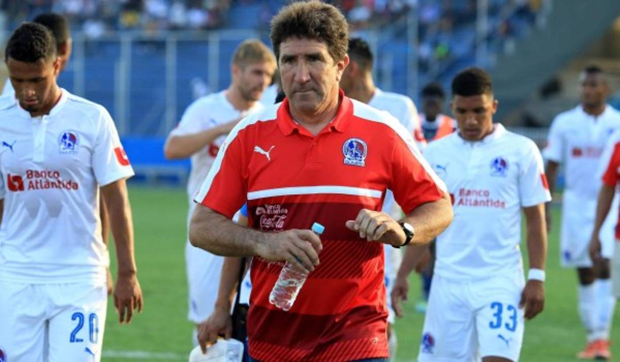 Héctor Vargas: Tras la eliminación en semifinales a manos del Honduras Progreso, el estratega argentino se encuentra en la cuerda floja y podría ser separado del Olimpia. De momento la junta directiva no se pronuncia. 'Si me toca irme, me voy feliz', dijo el sudamericano.
