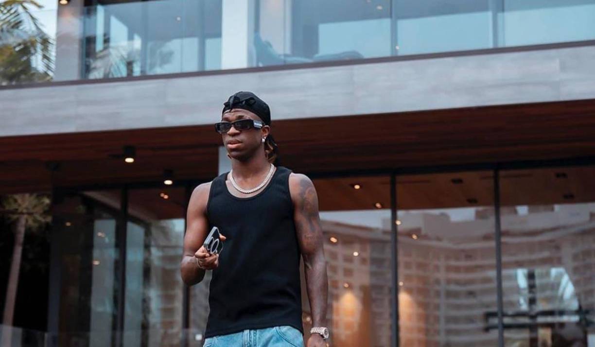 Tras todo esto, el futbolista brasileño sorprendió con varios comentarios “cariñosos” dirigidos a la cantante mexicana, lo que habría confirmado su relación. 