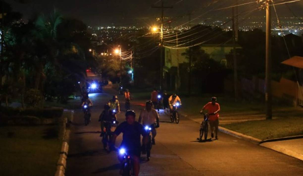 Las empinadas calles de la falda de El Merendón suponen un reto físico para los ciclistas que las escalan.