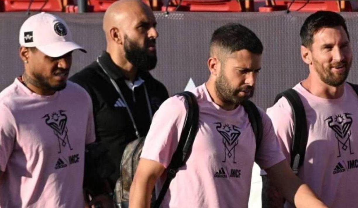 El que fuera miembro de los Navy Seals es un experto en artes marciales mixtas, taekwondo y boxeo se ha vuelto viral en redes sociales por seguir a Messi a ras de cancha en cada partido.