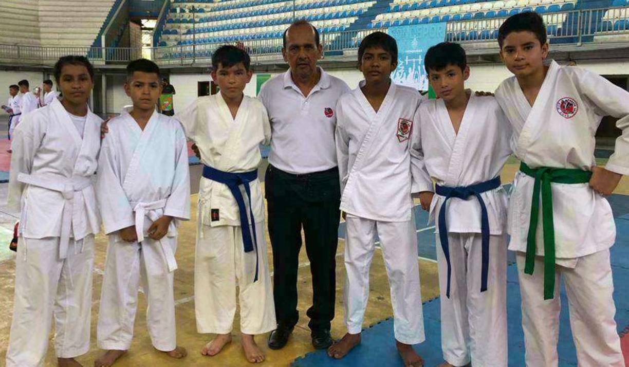 El karate se practica en un espacio llamado “dojo”, donde los estudiantes aprenden diferentes movimientos y técnicas de defensa y ataque.