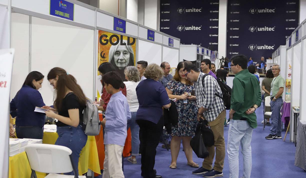 La Feria Internacional del Libro de San Pedro Sula ha sido un éxito rotundo, cientos y cientos de personas llegaron desde el viernes 17 de noviembre en su primer día, luego el sábado, hasta hoy domingo 19 que es el cierre de la jornada literaria más importante de la ciudad. Un total de 25 editoriales, 15 librerías, 54 autores hondureños y 16 del extranjero acompañaron en el Polideportivo de Unitec. 