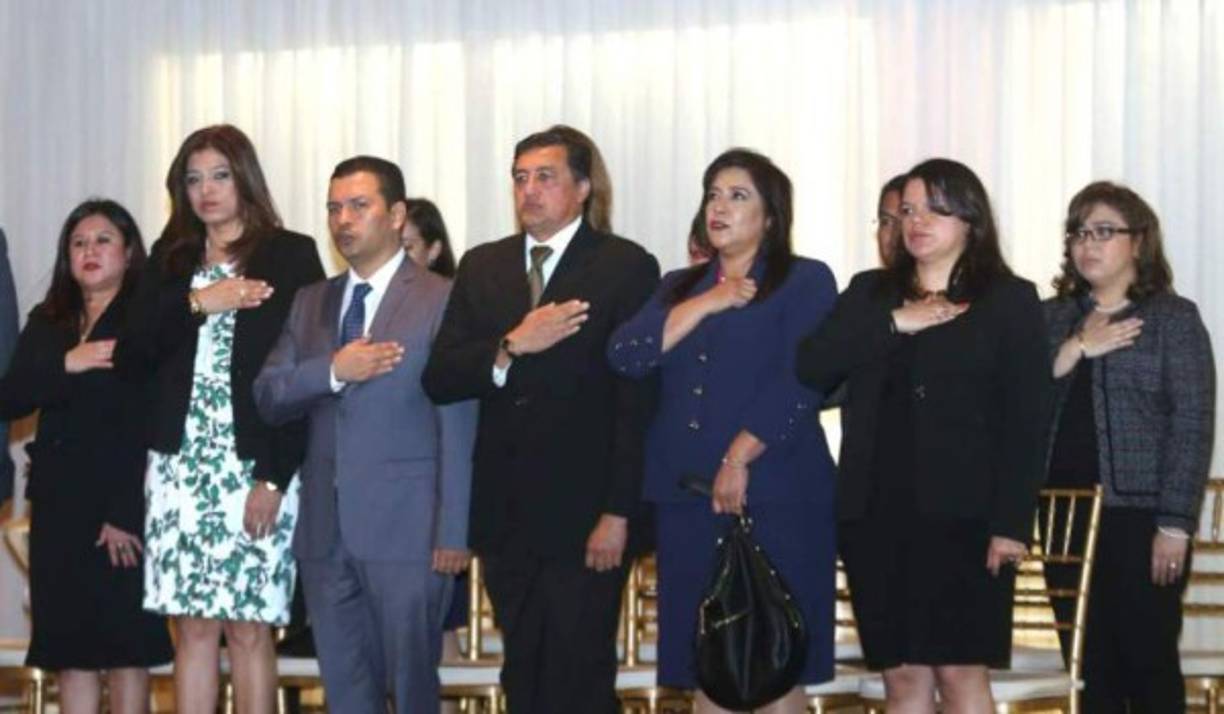 9. Crean los tribunales contra la corrupción<br/><br/>El presidente de la Corte Suprema de Justicia, Rolando Argueta, recibió el 6 de septiembre la lista de candidatos a jueces, magistrados y personal auxiliar de los nuevos juzgados en materia de corrupción y extorsión. <br/>La integración de ambos juzgados llegó a la Corte con un poco más de dos meses de retraso, debido a que se complicó la selección y certificación del personal auxiliar. La lista consignaba los nombres de Rosaminda Velásquez, Edin de la O, Jocelyn Donaire, Rubén Mendoza, Telma Consuelo Burgos y Karla Martínez, Ingrid Monzón, Fernando Morazán, Karla Arita y Roberto Lanza. Días más tarde, Argueta y el presidente Juan Orlando Hernández inauguraron la sede del Tribunal en Materia de Corrupción en Tegucigalpa. El edificio costó L6.5 millones. <br/><br/>Este año, Honduras se convirtió en el primer país de Centroamérica y el segundo de Latinoamérica en contar con órganos jurisdiccionales para investigar los casos de corrupción.<br/>La creación de estos juzgados anticorrupción es una decisión de la Corte Suprema de Justicia. La planteó en mayo de 2016.